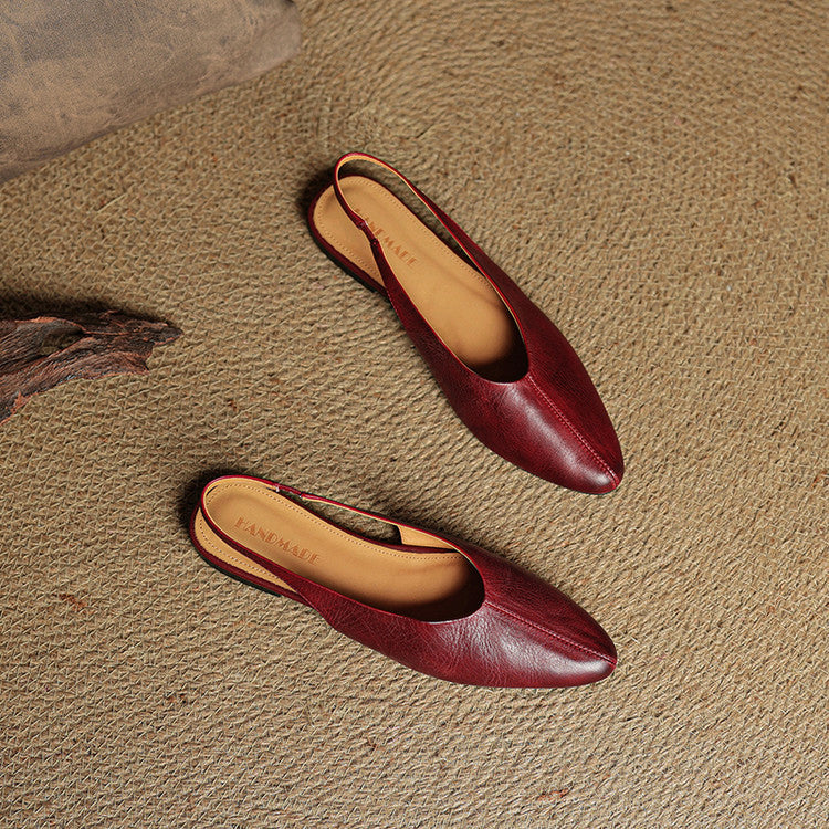 kožené lodičky s špičatou špičkou a patahsou