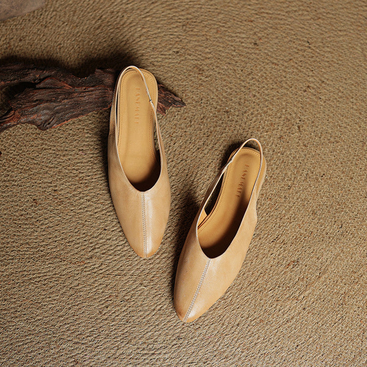 kožené lodičky s špičatou špičkou a patahsou